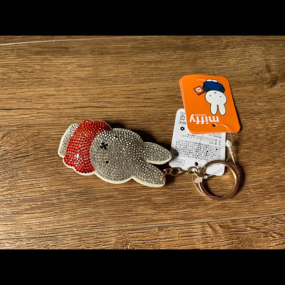 MIFFY-Imported (NWT) Crystal Character Keychain with Clip - Picture 5 of 9